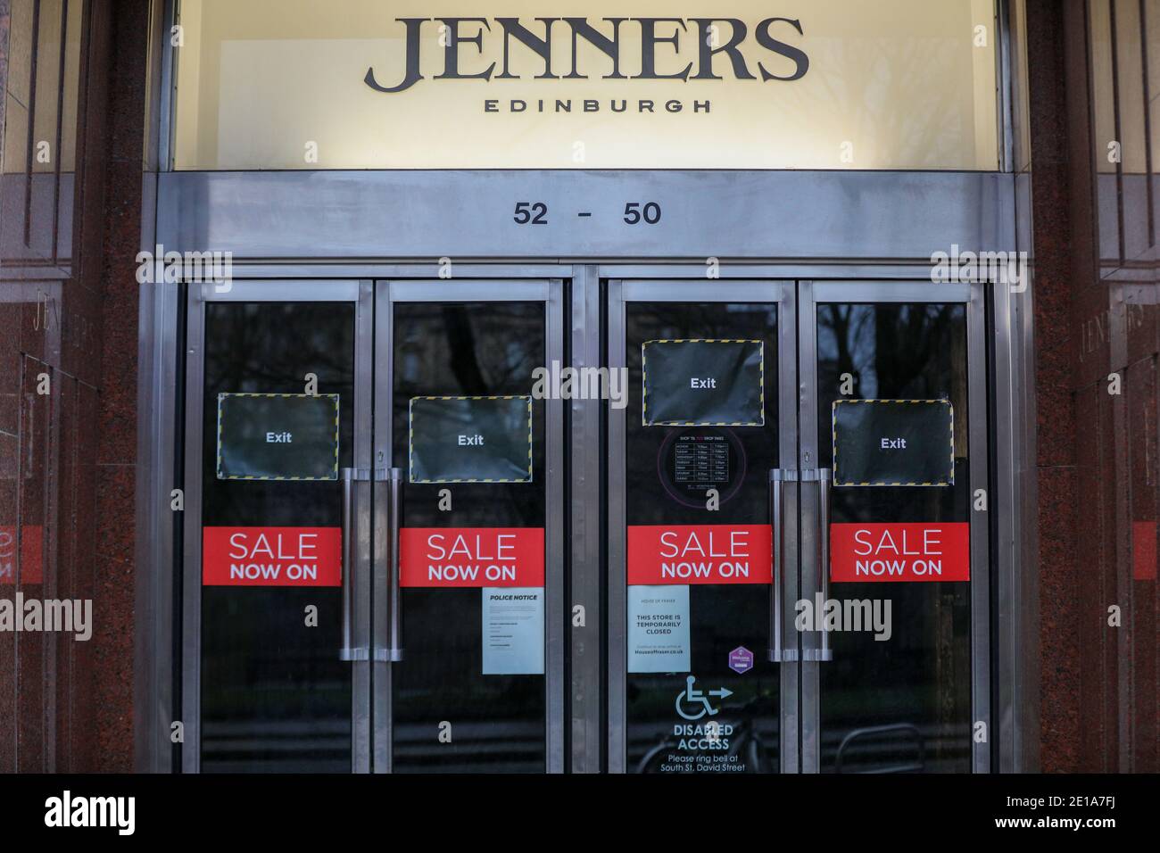 Edimburgo, Scozia, Regno Unito. 05 gennaio 2021. La maggior parte dei negozi della strada rimane chiusa durante la chiusura. Credit: David Coulson/Alamy Live News Foto Stock