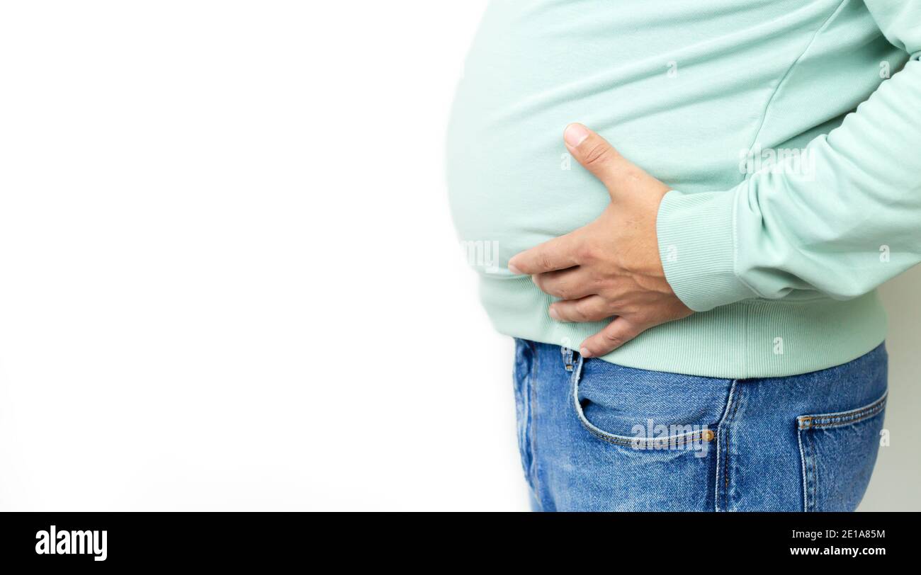 Uomo grasso che soffre di mal di stomaco, problemi di salute, ulcera fastidio o disordine metabolico. Banner con spazio per la copia Foto Stock
