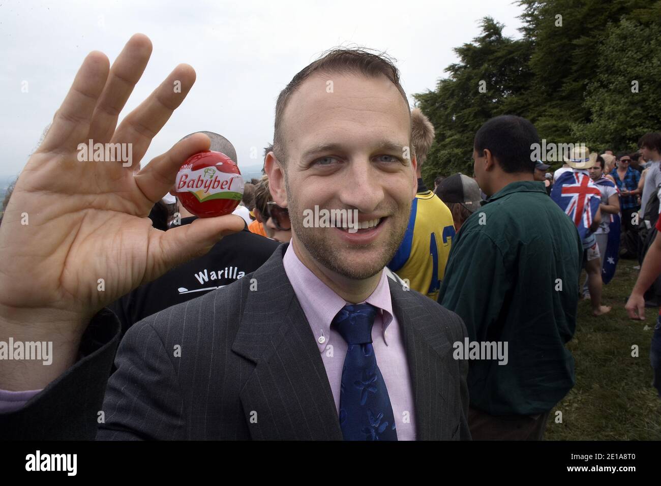 Partecipante alla gara che detiene un formaggio Babybel presso il festival del formaggio a Coopers Hill, Gloucestershire, Inghilterra, Regno Unito, Foto Stock