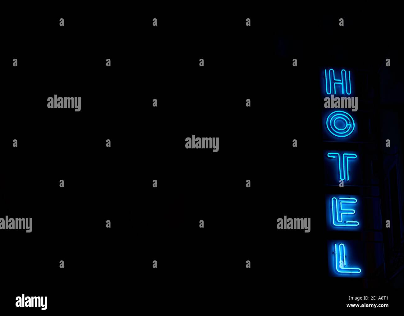 Cartello blu al neon dell'hotel, spazio per fotocopie Foto Stock