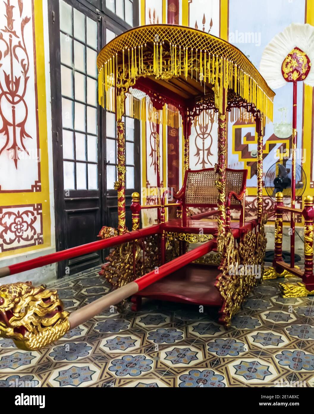 Trono reale, tempio buddista nel Palazzo reale Imperiale di Hue, in Vietnam. Foto Stock