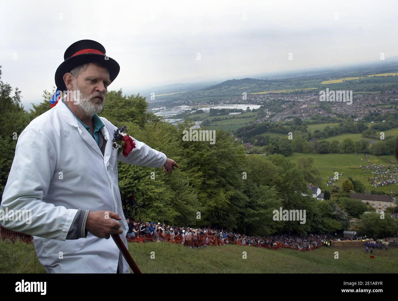 GRAN BRETAGNA / Inghilterra /Gloucestershire/Coopers Hill/GLOUCESTERSHIRE CORSA DI ROTOLAMENTO DEL FORMAGGIO /Master of Ceremonies Rob Seex. Foto Stock