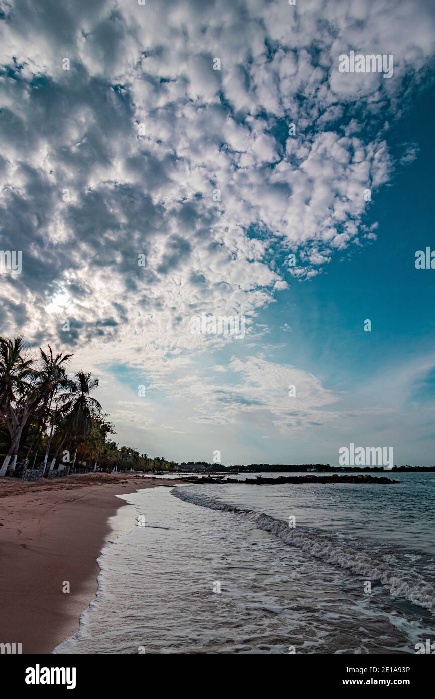 Una bella vista di un paesaggio tropicale spiaggia, il sole sta appena sorgendo in un'alba meravigliosa e colorata Foto Stock