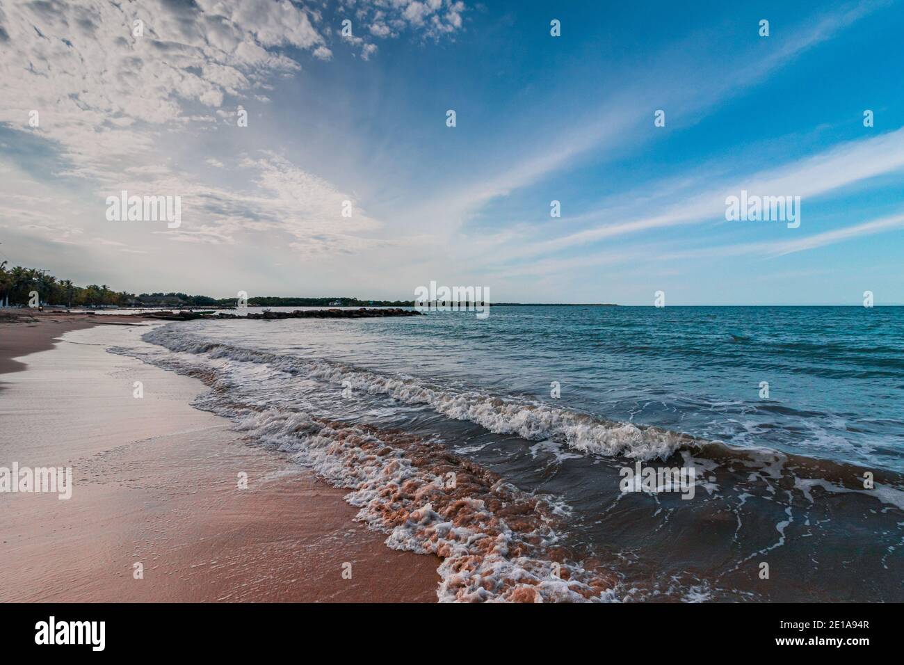Una bella vista di un paesaggio tropicale spiaggia, il sole sta appena sorgendo in un'alba meravigliosa e colorata Foto Stock
