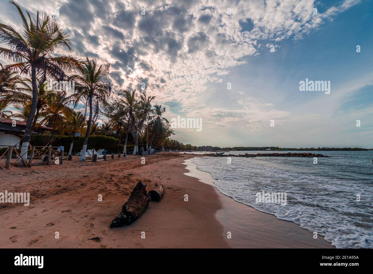 Una bella vista di un paesaggio tropicale spiaggia, il sole sta appena sorgendo in un'alba meravigliosa e colorata Foto Stock