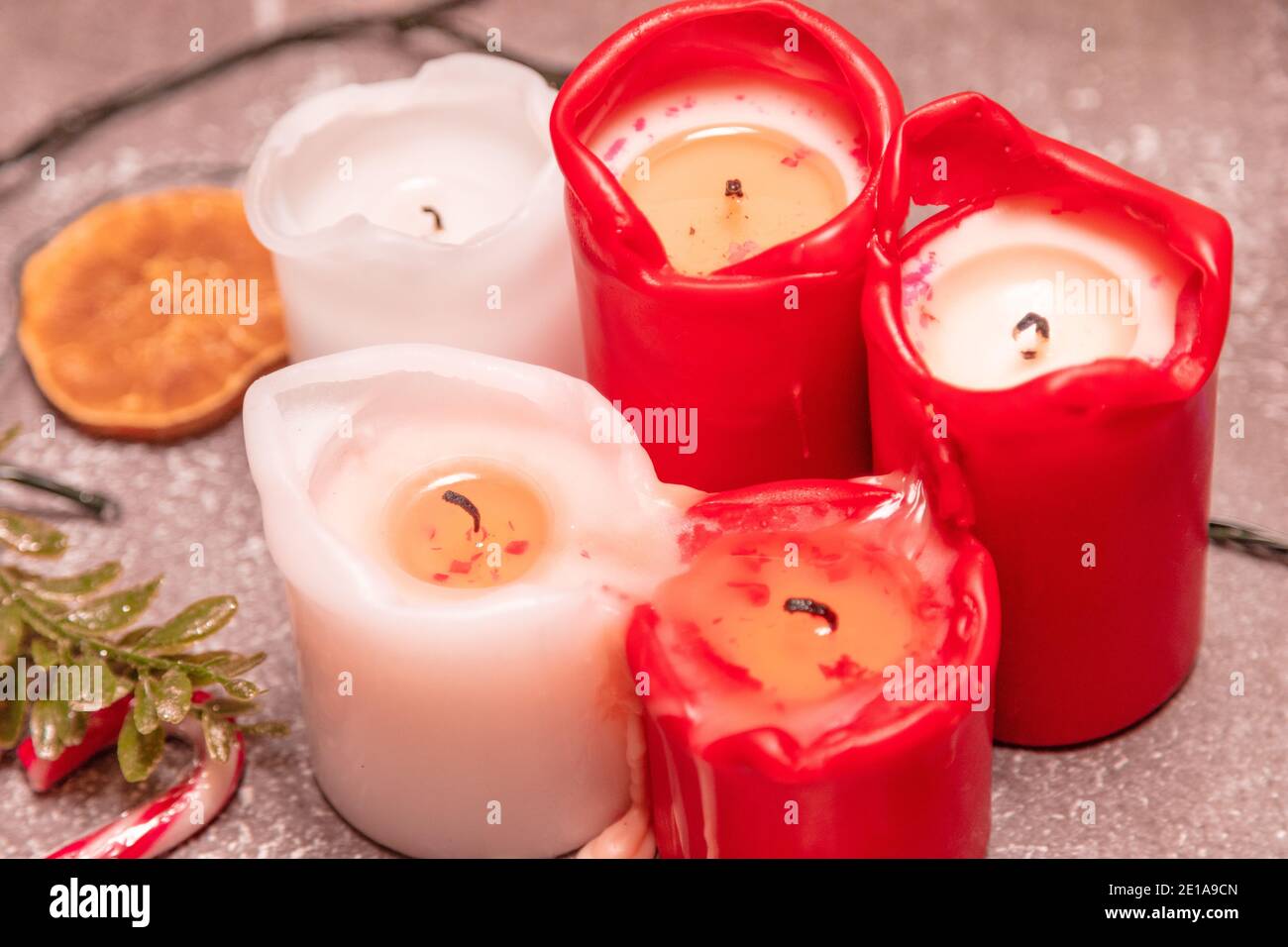 candele grandi rosse e bianche, primo piano. Foto di alta qualità Foto  stock - Alamy