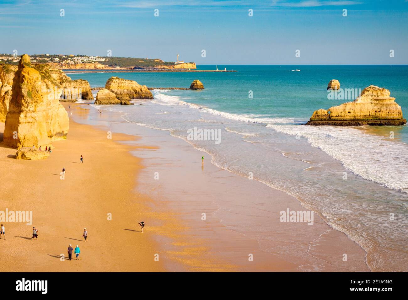 Praia da Rocha, Algarve, Portogallo - Febbraio 2019: Vista panoramica delle scogliere della spiaggia di Tres Castelos Foto Stock