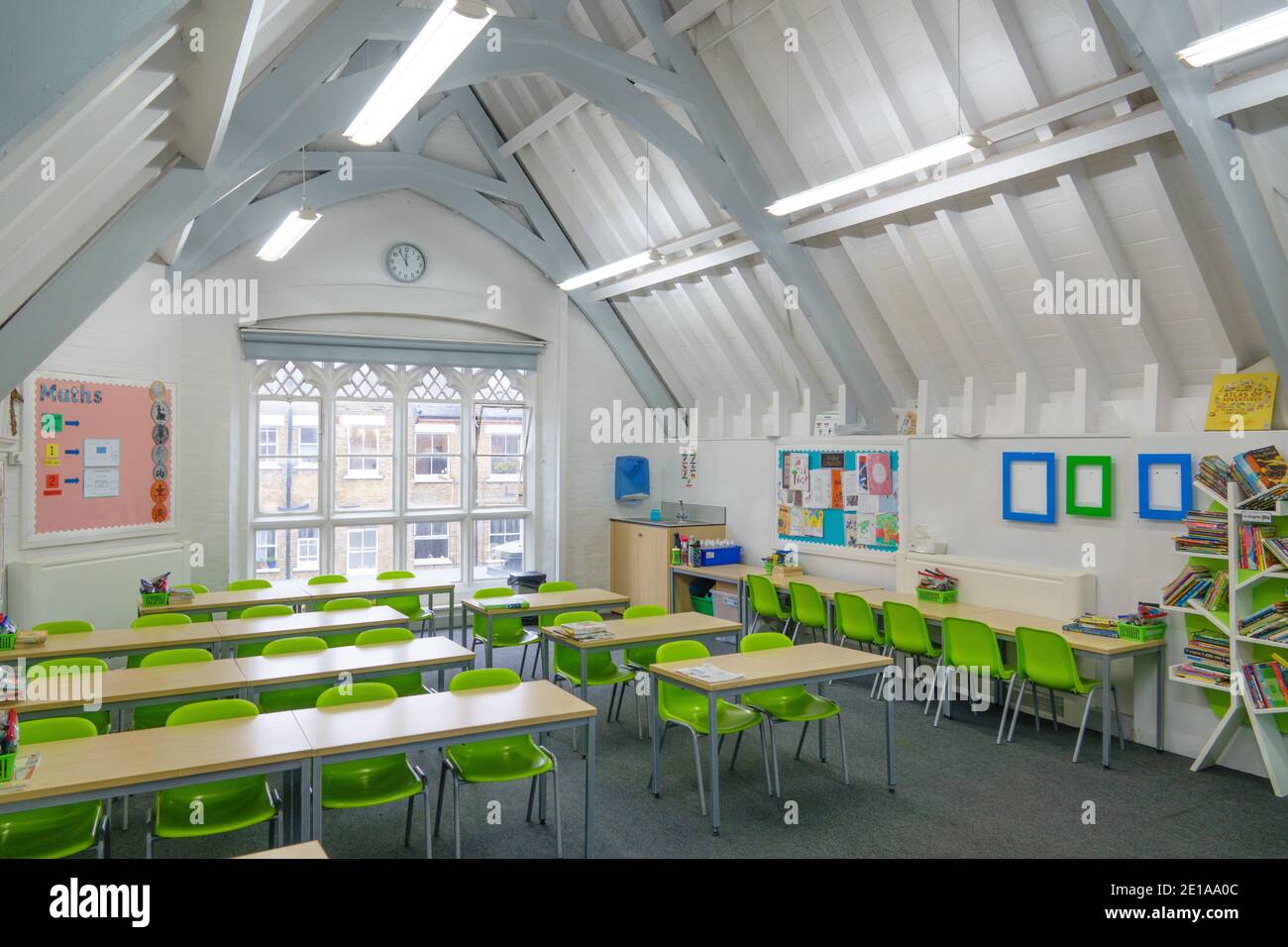 Tipica scuola primaria / media nel Regno Unito con scrivanie e sedie in file. Le scuole chiuse in blocco ma pronte per la riapertura nel marzo 2021 Foto Stock