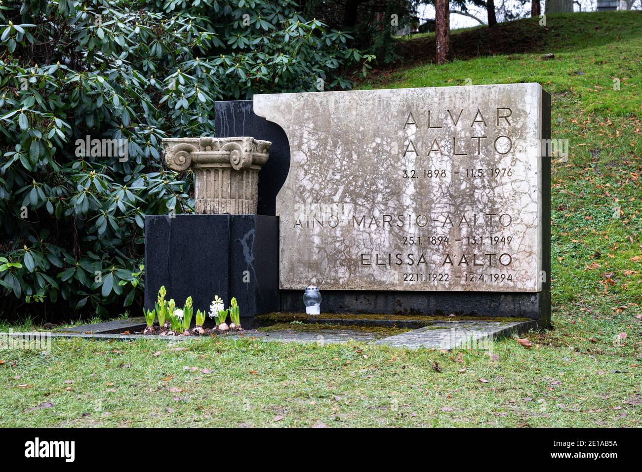 Lapide di marmo di Alvar Aalto, Aino Aalto e del cimitero Elissa Aalto Hietaniemi di Helsinki, Finlandia Foto Stock