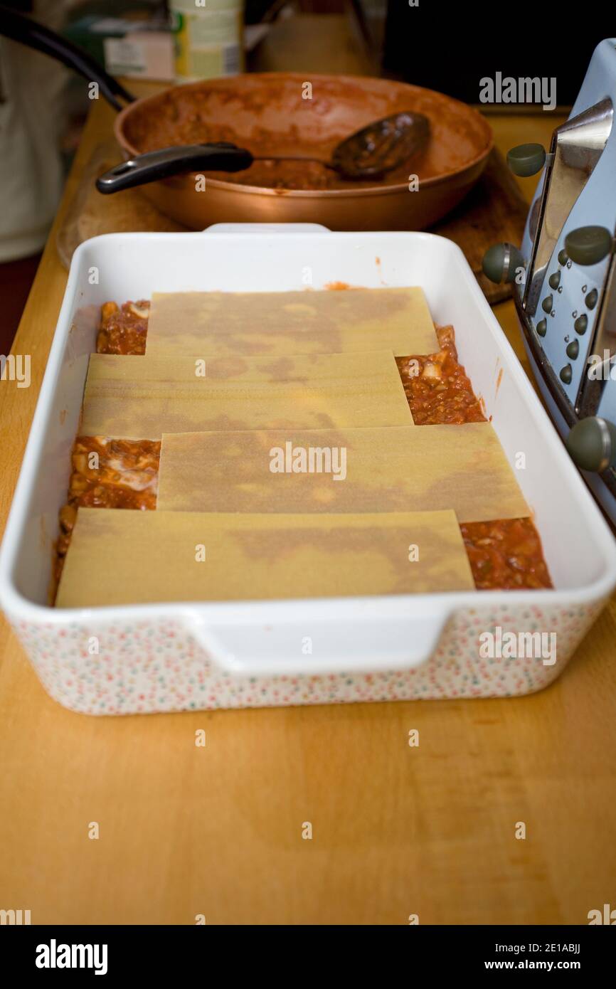 Preparare una lasagna a casa. Inghilterra Foto Stock