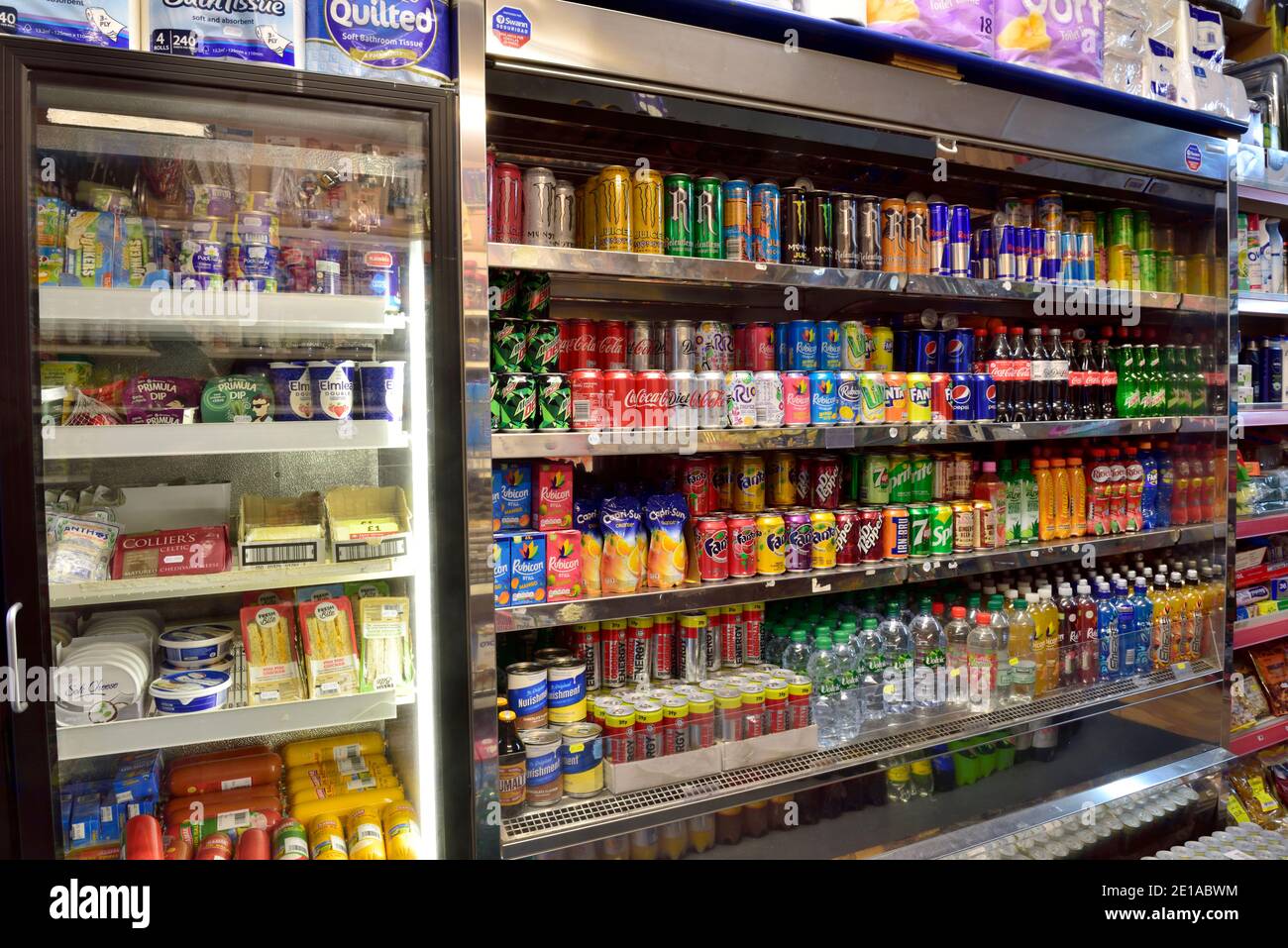Scaffali pieni di un'ampia gamma di bevande e cibi nel piccolo negozio d'angolo locale, mini-market della metropolitana, Regno Unito Foto Stock