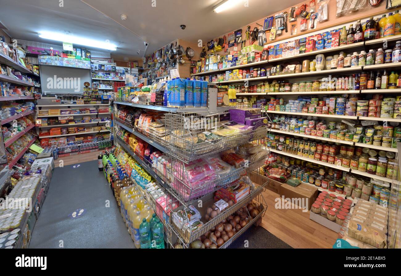All'interno di un piccolo angolo locale, metropolitana, negozio con scaffali ben riforniti con una gamma di articoli, Regno Unito Foto Stock