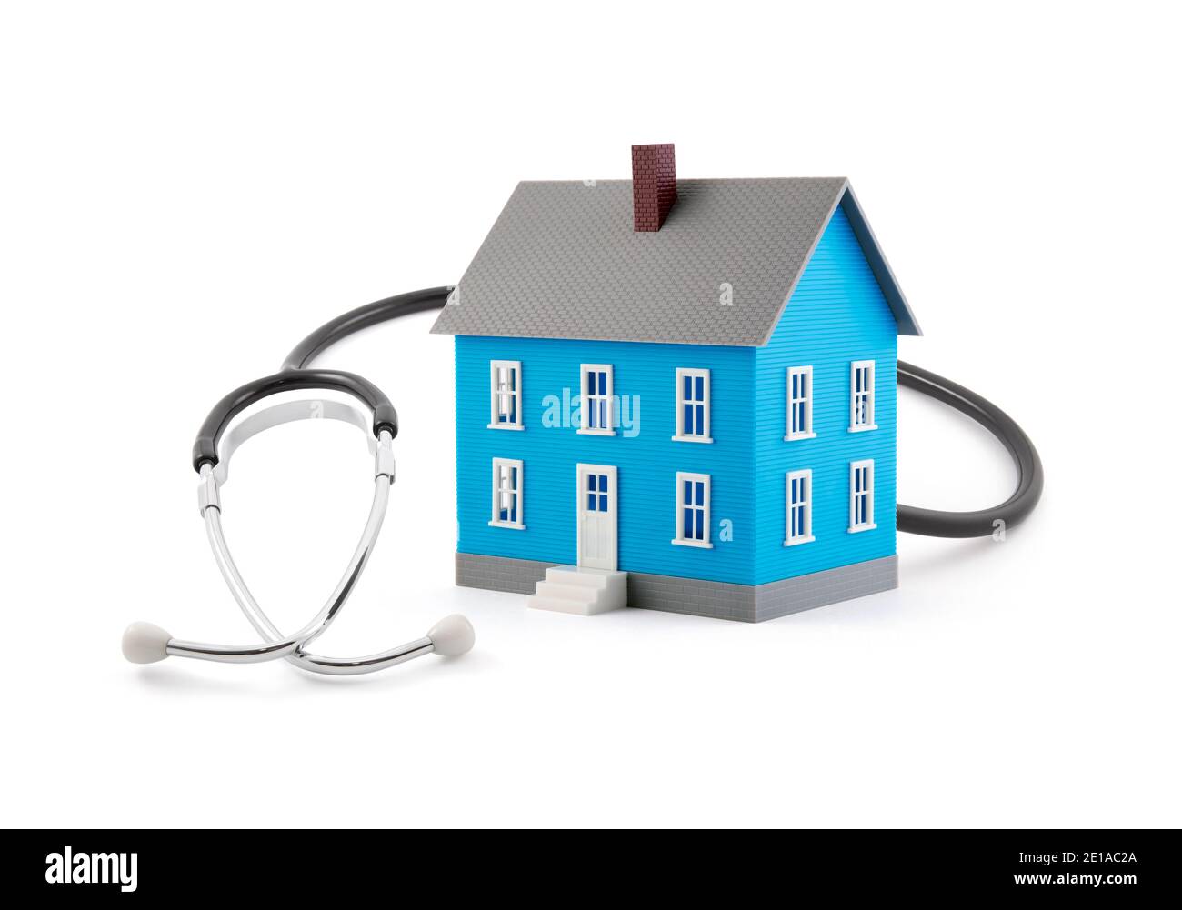 Modello di casa con stetoscopio su sfondo bianco. Concetto di salute familiare Foto Stock