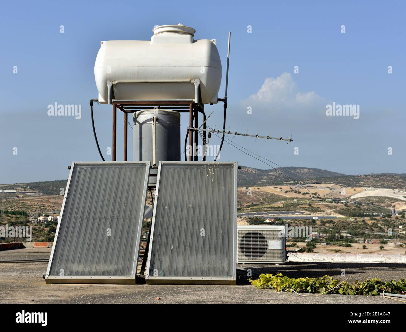 Piastre di raccolta di energia termica solare utilizzate per riscaldare l'acqua calda serbatoio Foto Stock