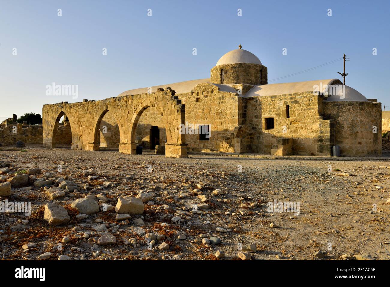 Vecchia chiesa greco-ortodossa costruita in pietra da circa 12 ° al 13 ° secolo con resti di archi di pietra di struttura precedente, Panagia Katholiki, Kouklia, Foto Stock