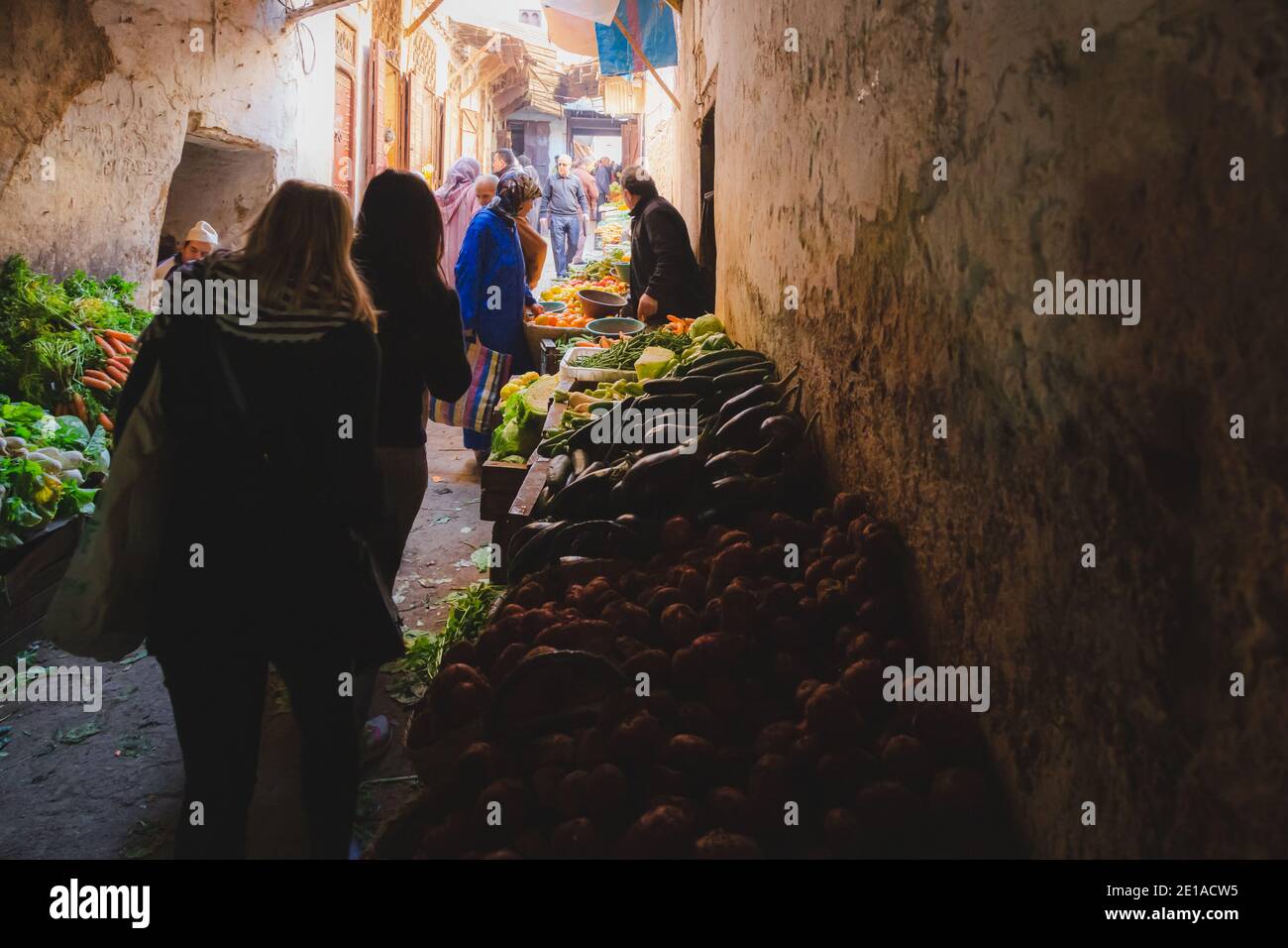 Fez, Marocco - Novembre 27 2015: Locali e turisti visitano un mercato di prodotti freschi nella medina di Fez, Marocco. Foto Stock