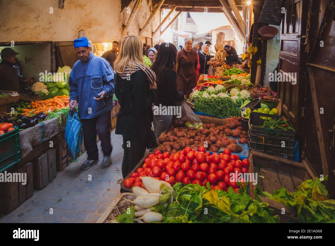 Fez, Marocco - Novembre 27 2015: Locali e turisti visitano un mercato di prodotti freschi nella medina di Fez, Marocco. Foto Stock