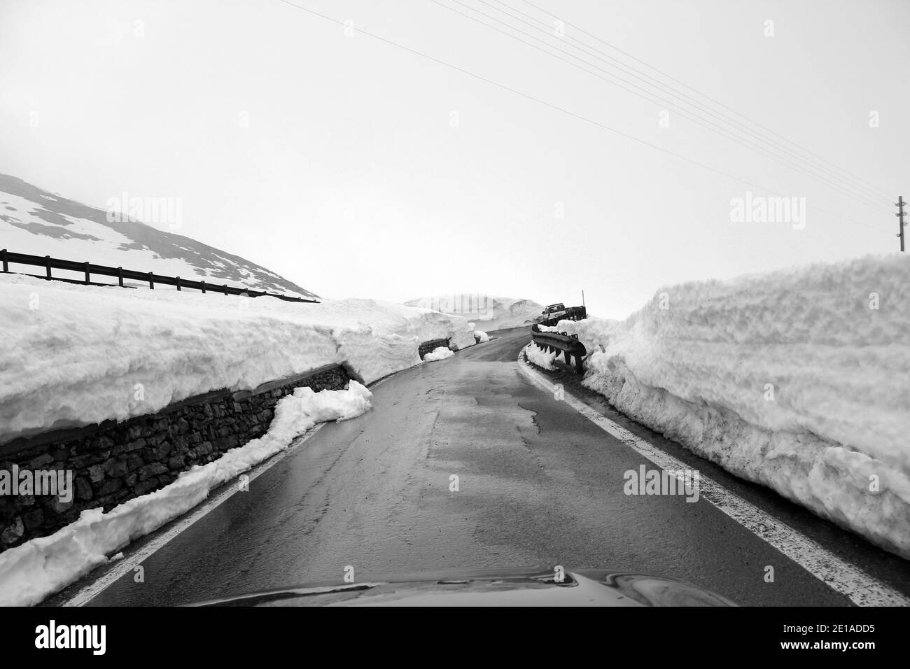 strada a serpentina in inverno in montagna Foto Stock