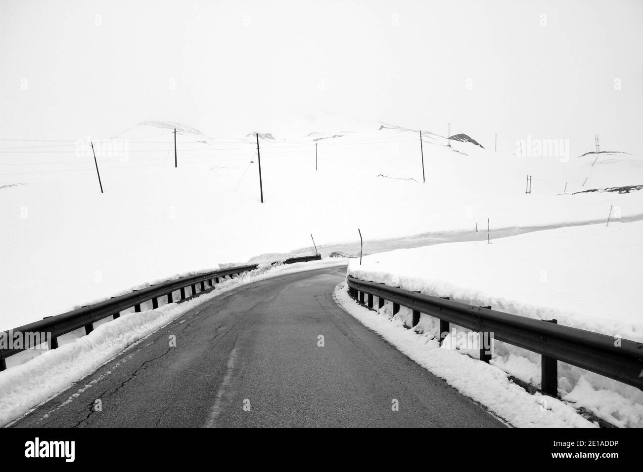 strada a serpentina in inverno in montagna Foto Stock