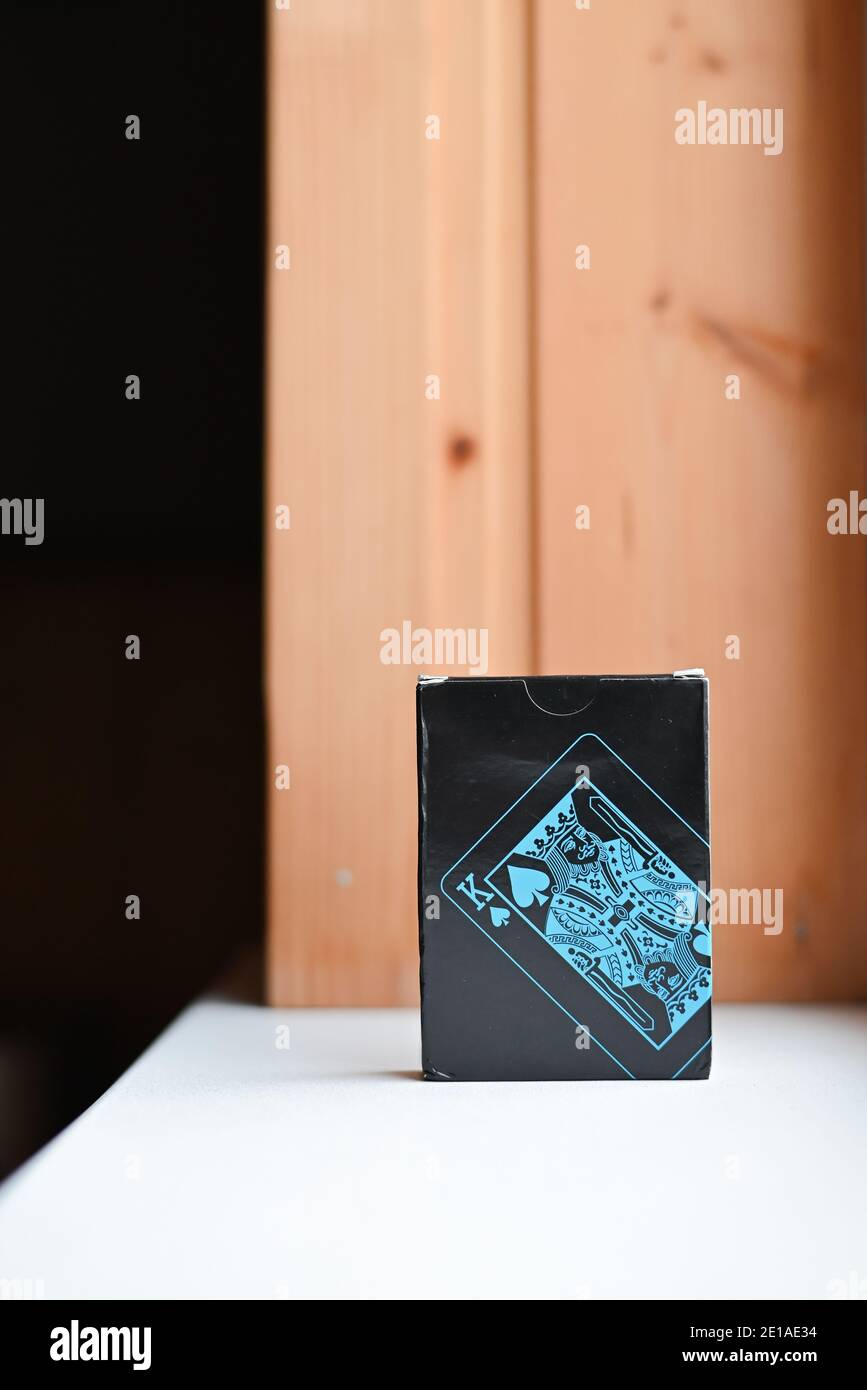 mazzo di carte da gioco su sfondo di legno muro Foto Stock