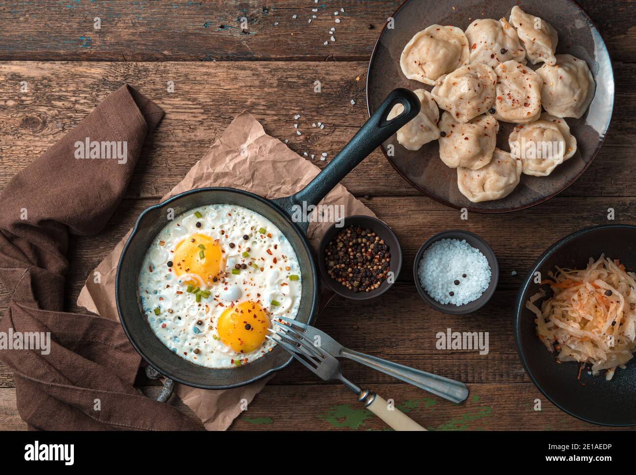 Tavolo da pranzo con uova strapazzate, gnocchi e cavolo. Foto Stock