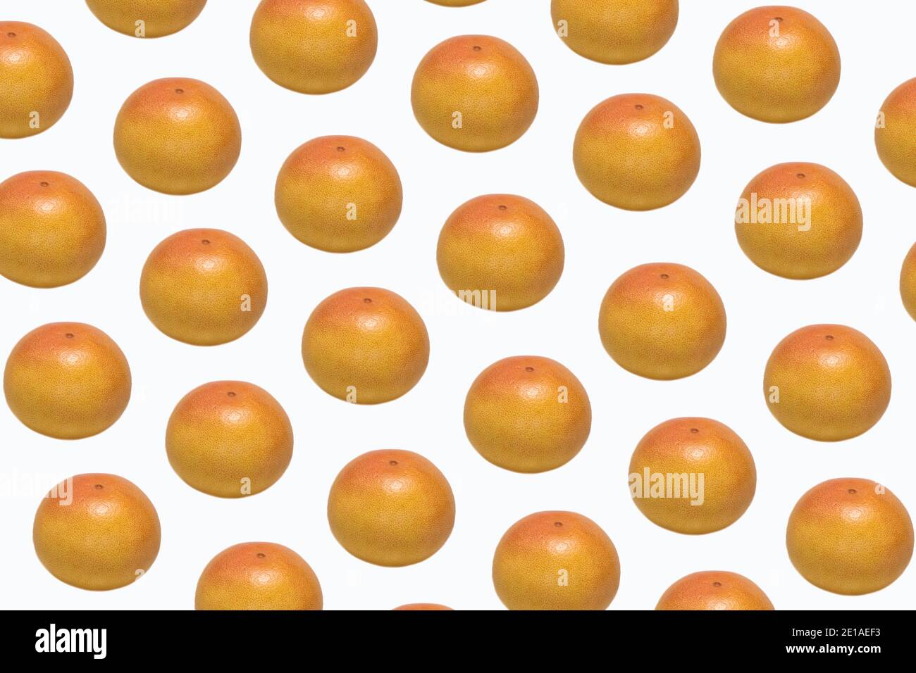 Disegno fatto di pompelmo rubino maturo su fondo bianco Foto Stock