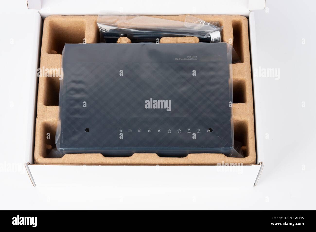 Scatola di carta, all'interno del router wifi, dispositivo wireless con tre  antenne Foto stock - Alamy