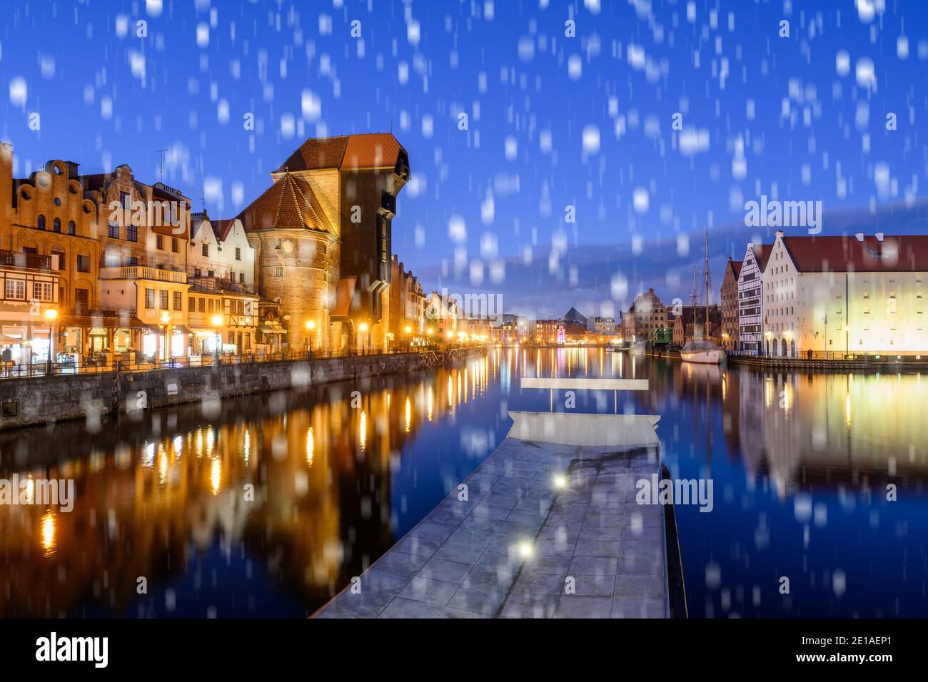 Scenario invernale del fiume Motlawa e di Danzica di notte, Polonia, Europa. Foto Stock
