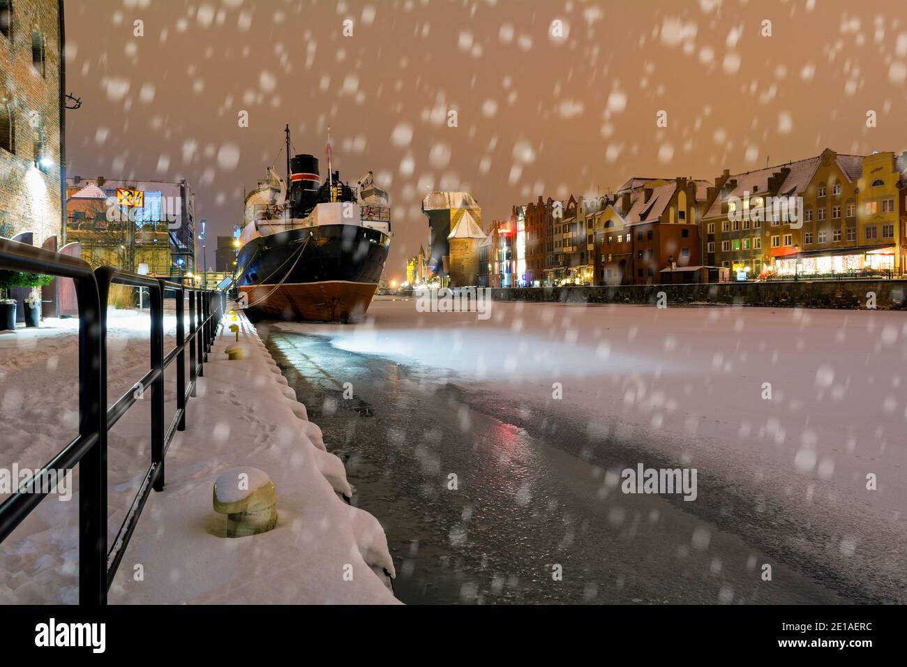 Scenario invernale del fiume Motlawa e di Danzica di notte, Polonia, Europa. Foto Stock