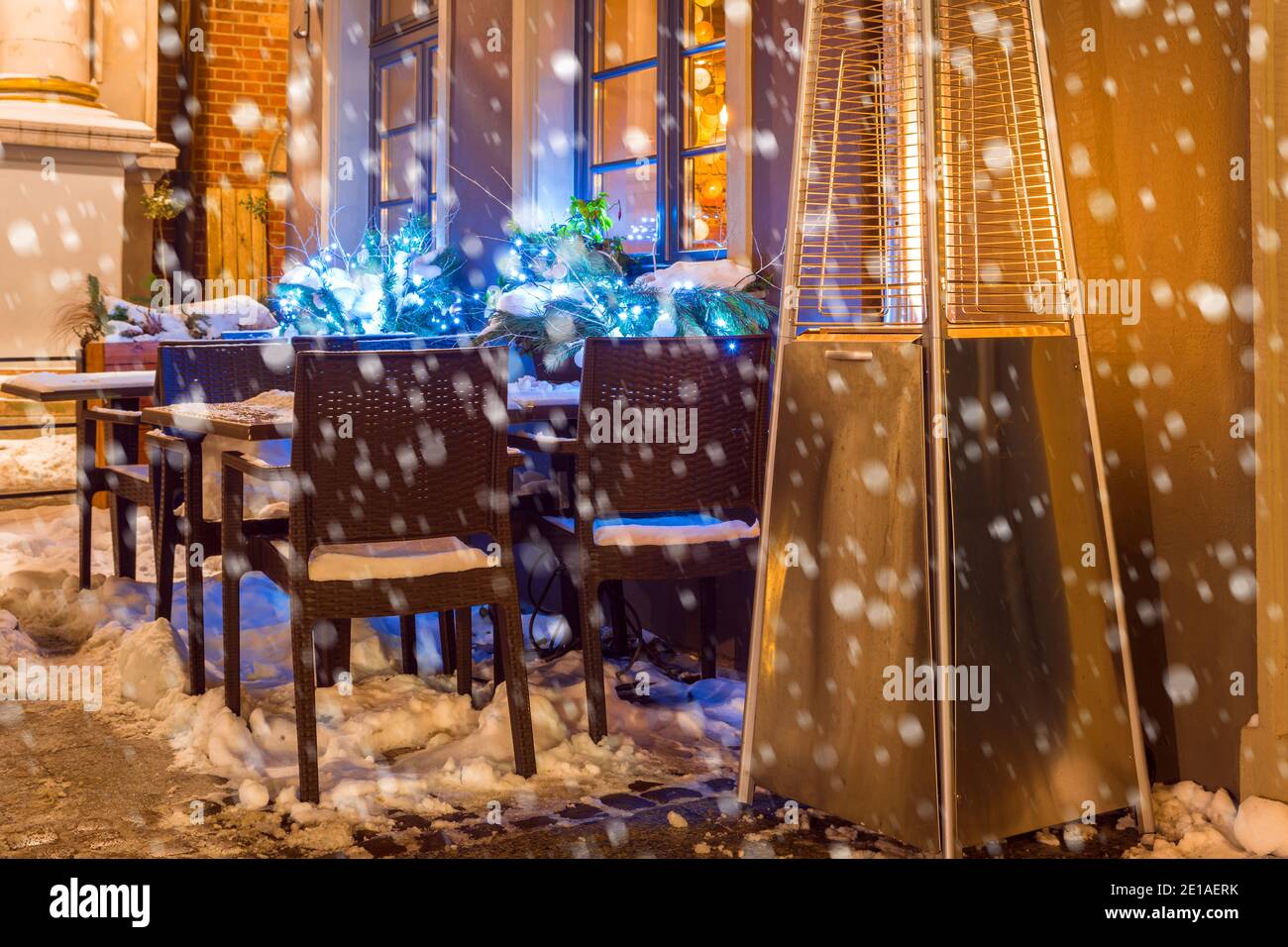 Caffetteria di strada con caminetto di notte a Danzica in inverno. Polonia, Europa. Foto Stock