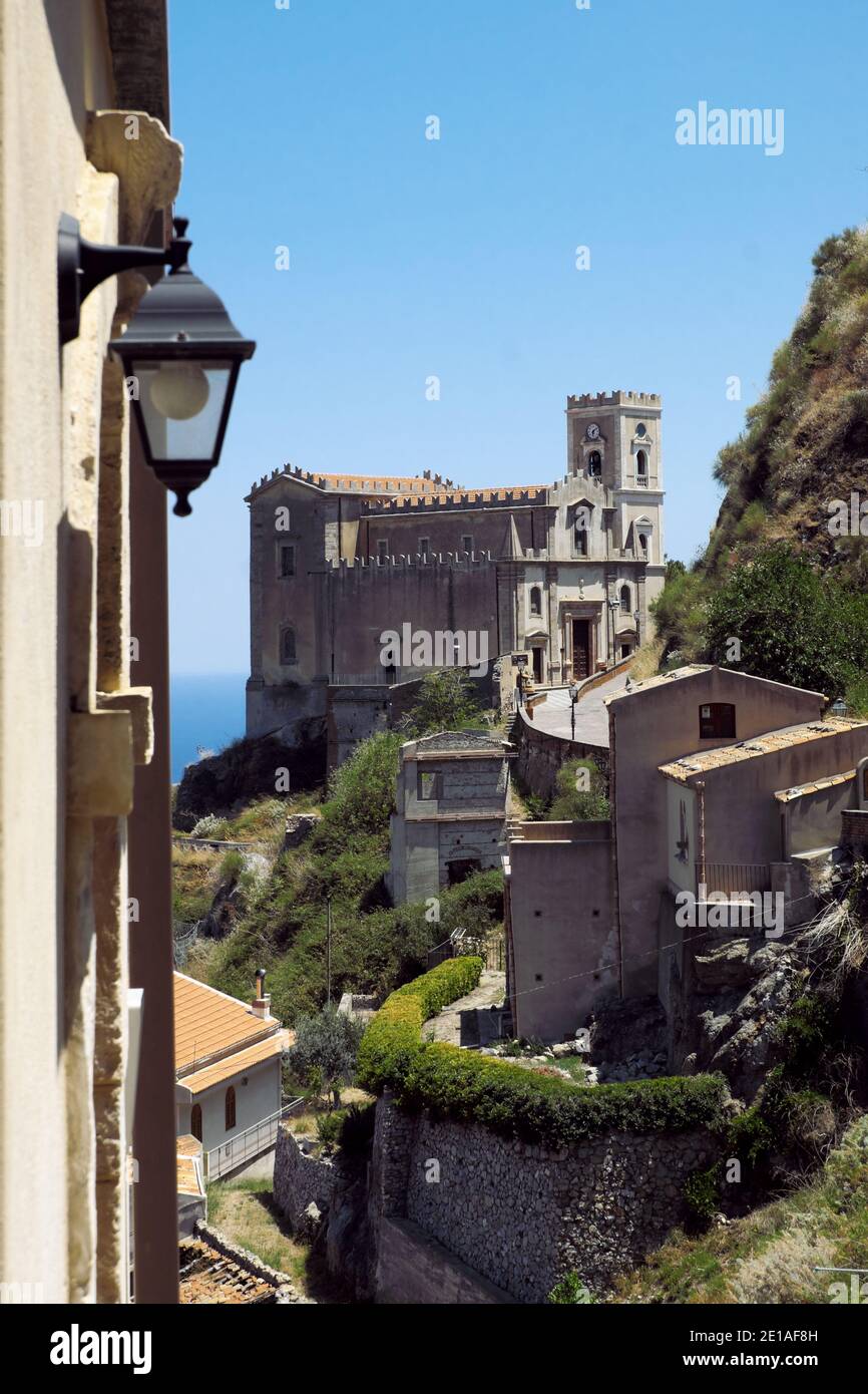 Savoca case e la chiesa di Sicilia religione testimonianza architettura Foto Stock