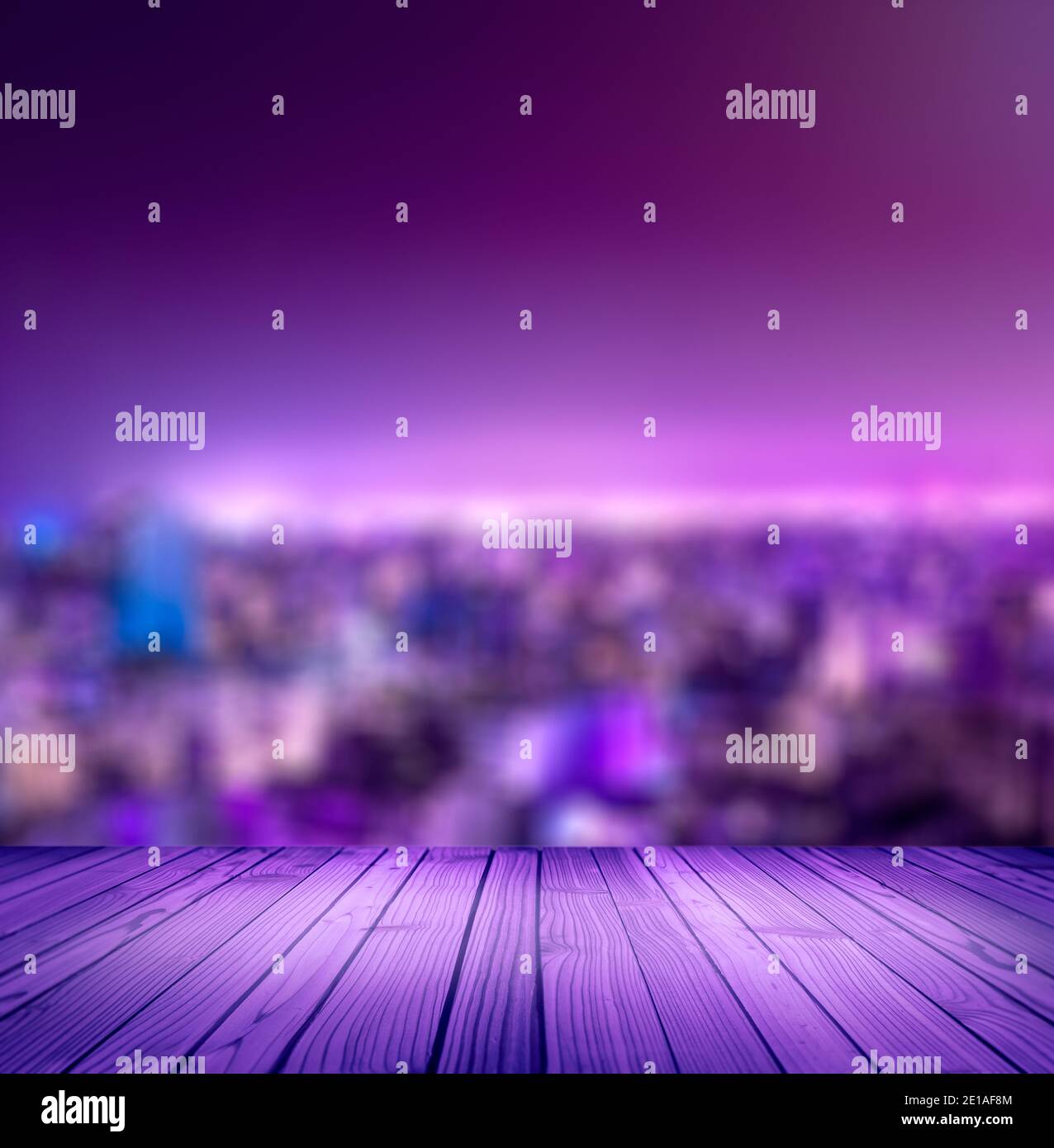 Piattaforma in legno e luci della città notturna. Pronto per l'esposizione del prodotto. Stage per la presentazione di oggetti con spazio di copia. Piattaforma e luci in legno Foto Stock