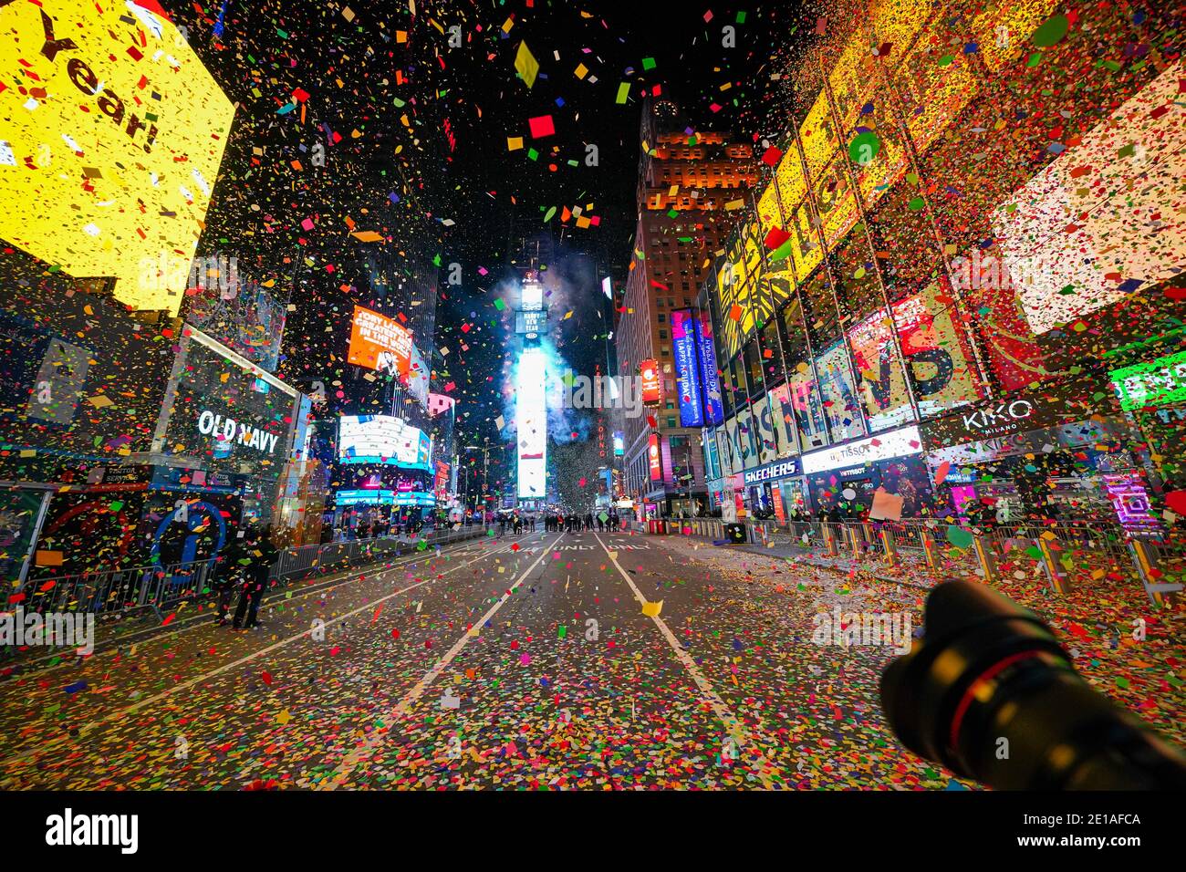 La palla di Capodanno cade in un Times Square quasi vuoto a New York  City.in media, circa un milione di rivelatori sono attratti dal Crossroads  of the World per guardare le performance