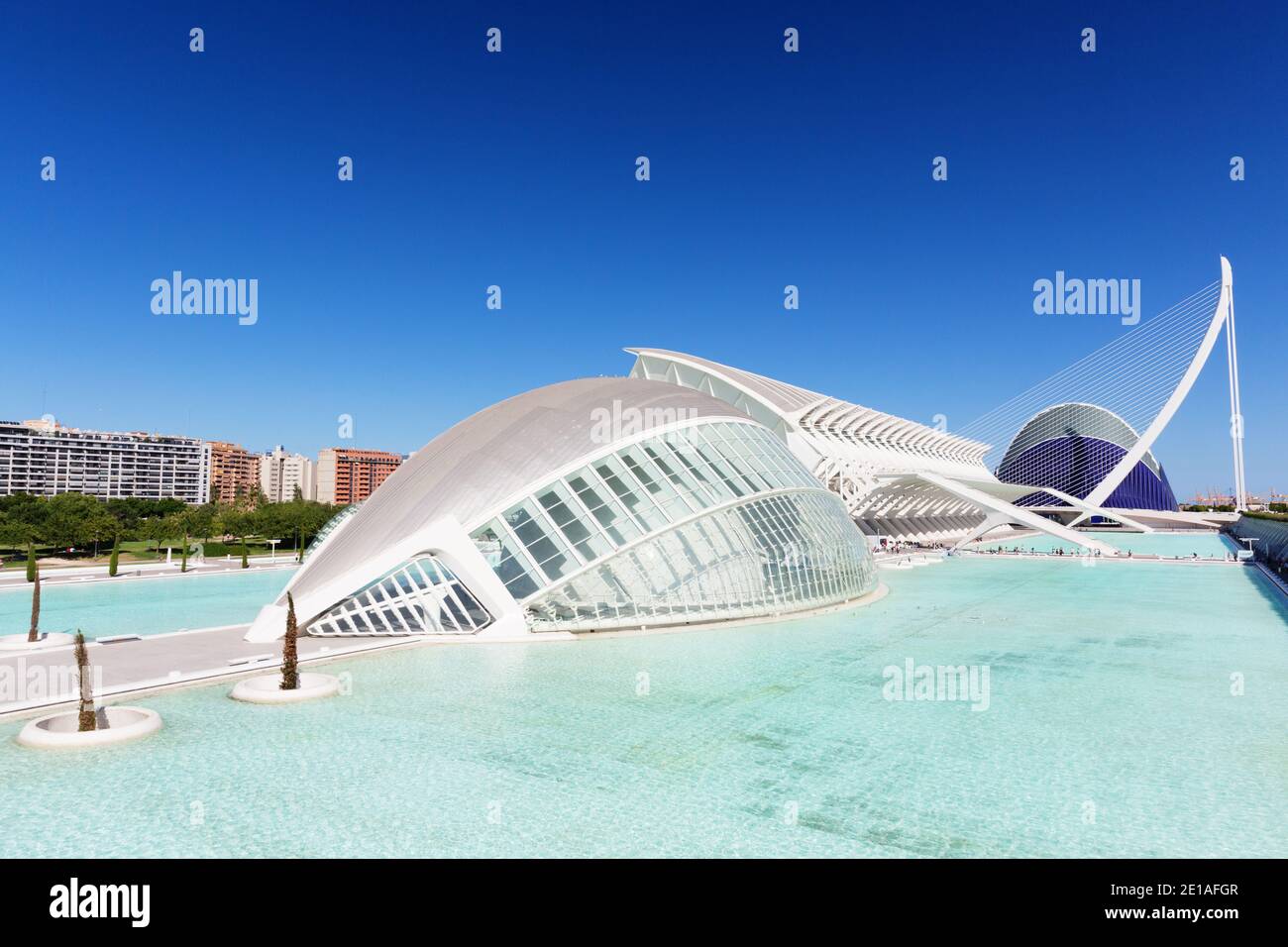 La cupola IMAX emisferica, il Museo de las Ciencias Príncipe Felipe, o il Museo della Scienza del Principe Filippo, il ponte El Pont de l'Assut de l'Or e LA A. Foto Stock