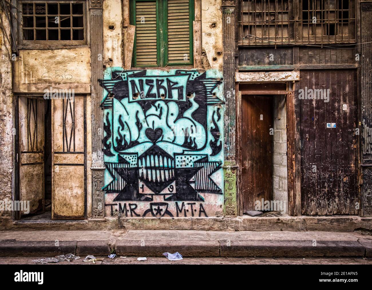L'Avana, Cuba, luglio 2019, graffiti sulla facciata di un edificio nella parte più antica della capitale Foto Stock