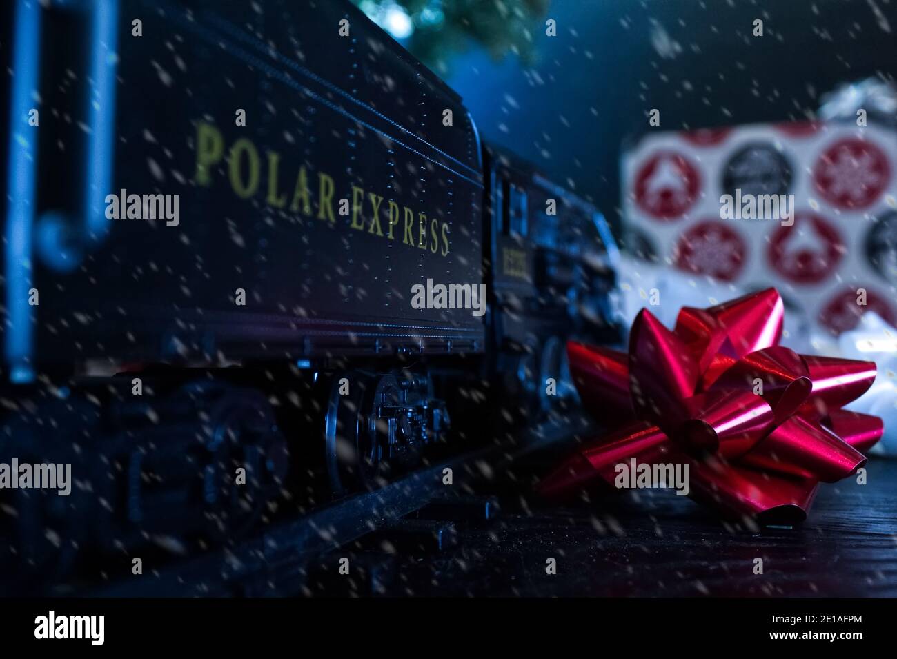 Il treno giocattolo Polar Express preso sotto la albero Foto Stock