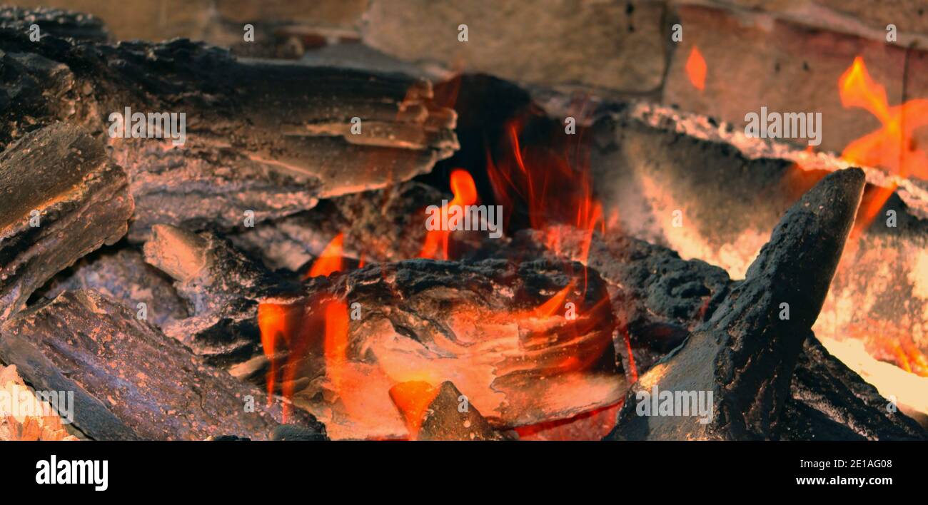 Accogliente campo di fuoco in inverno Foto Stock