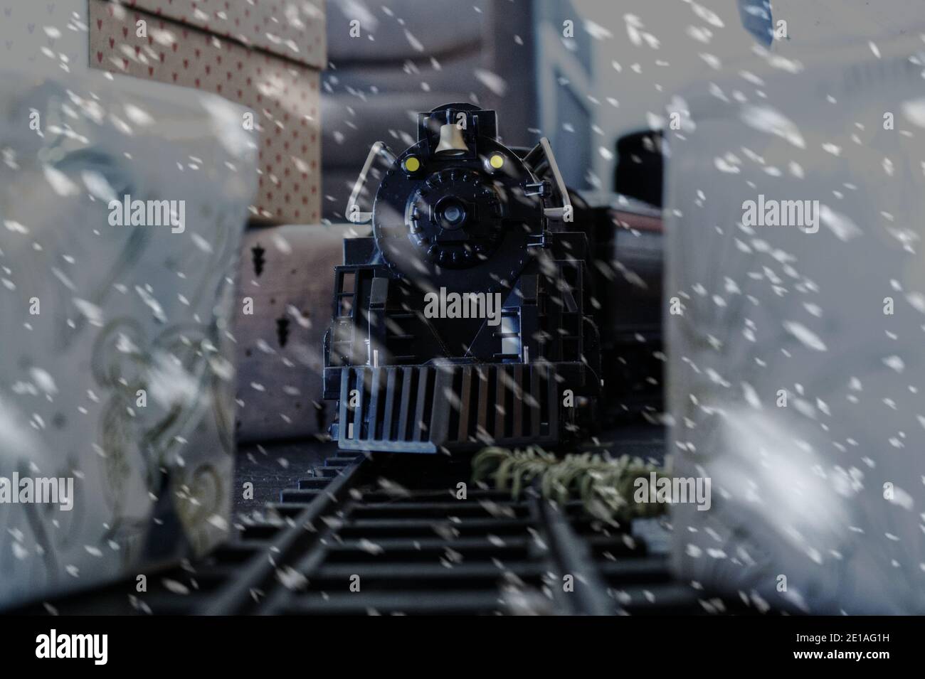 Il treno giocattolo Polar Express preso sotto la albero Foto Stock