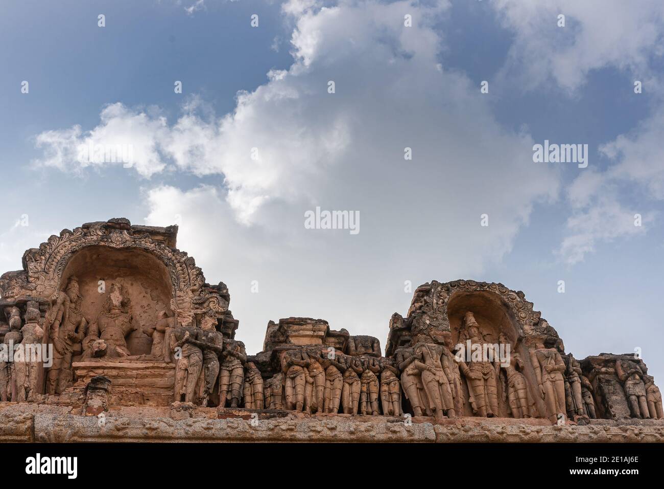 Hampi, Karnataka, India - 4 novembre 2013: Tempio di Hazara Rama. Closeup di statue danneggiate in cima a mandapam di pietra marrone di fronte a inter sanctum u Foto Stock