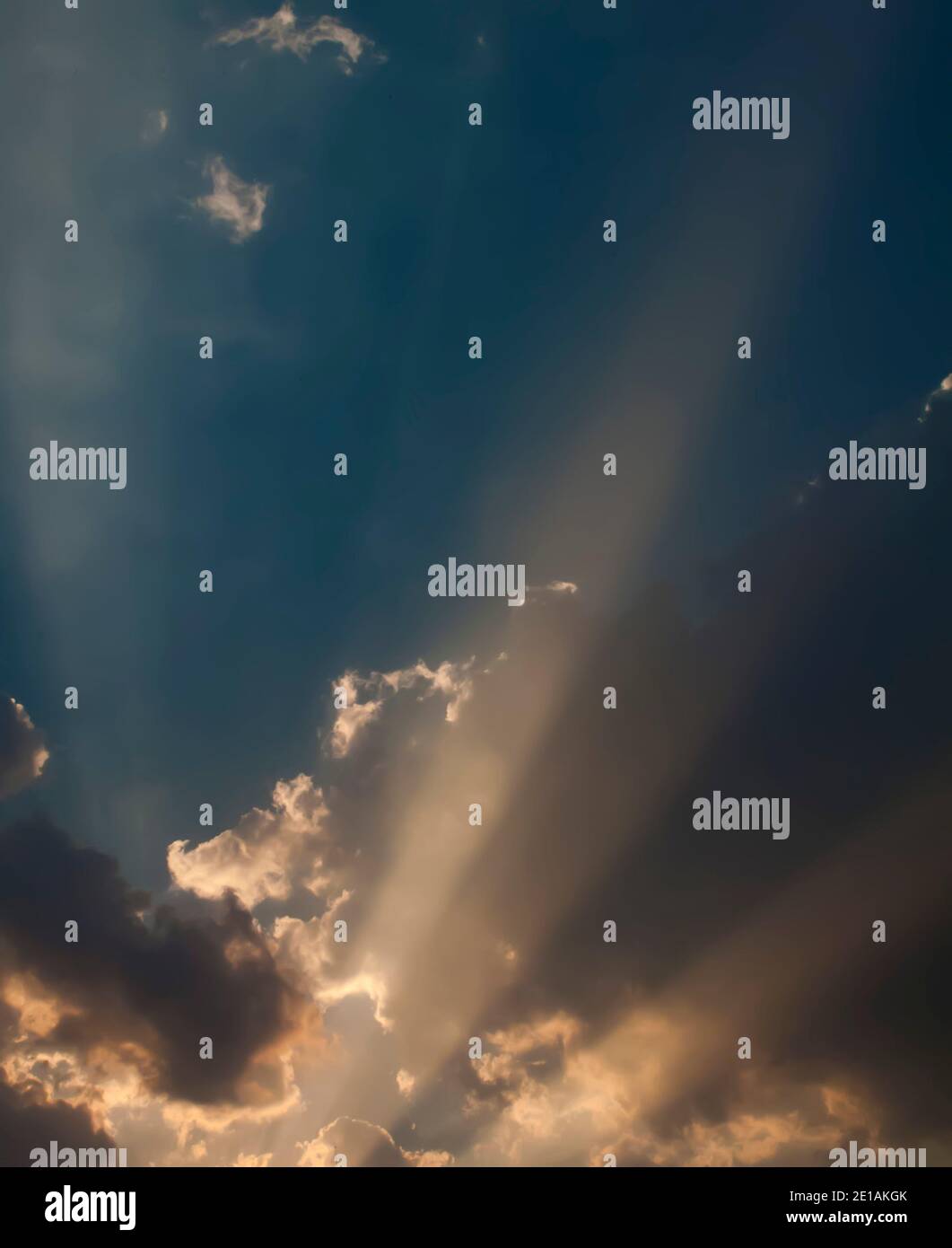 Cielo drammatico con nuvole e raggi solari Foto Stock