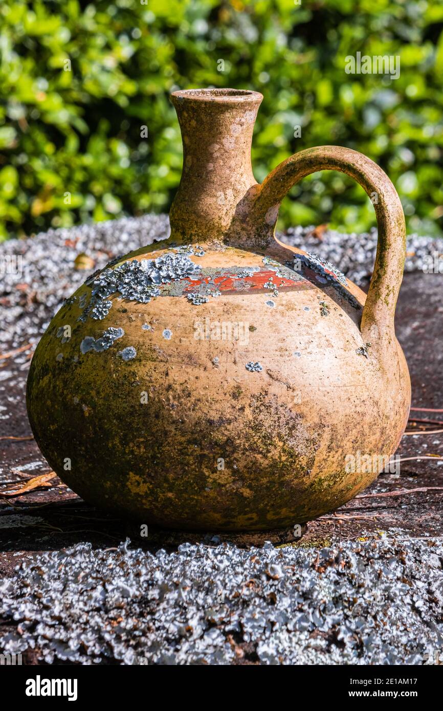 Un vaso antico molto antico fatto di argilla con bella disegni e alcuni segni del passare del tempo Foto Stock