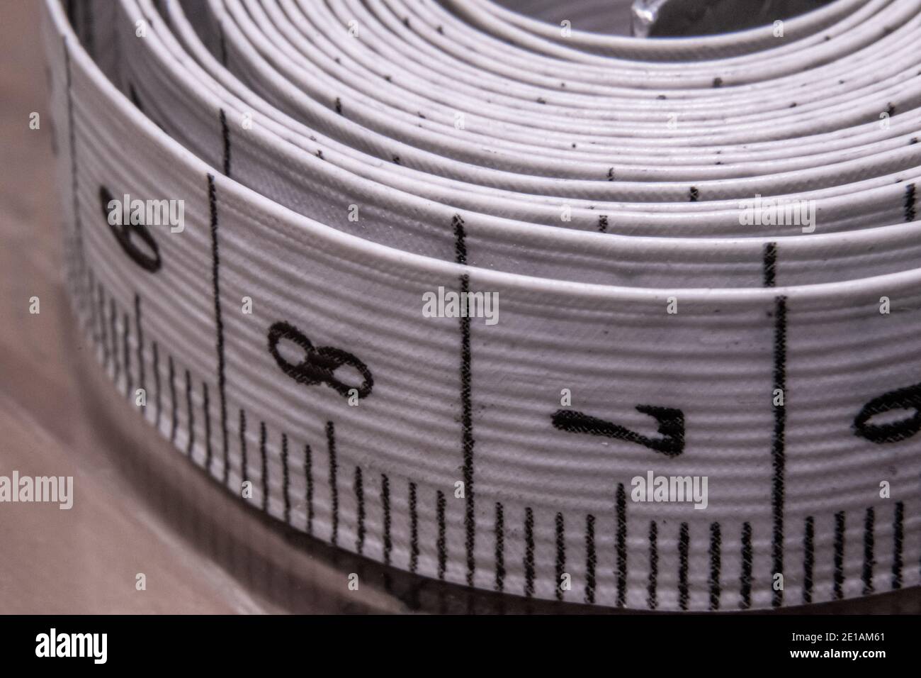 Un dettaglio molto dettagliato di un nastro di misurazione laminato Foto Stock