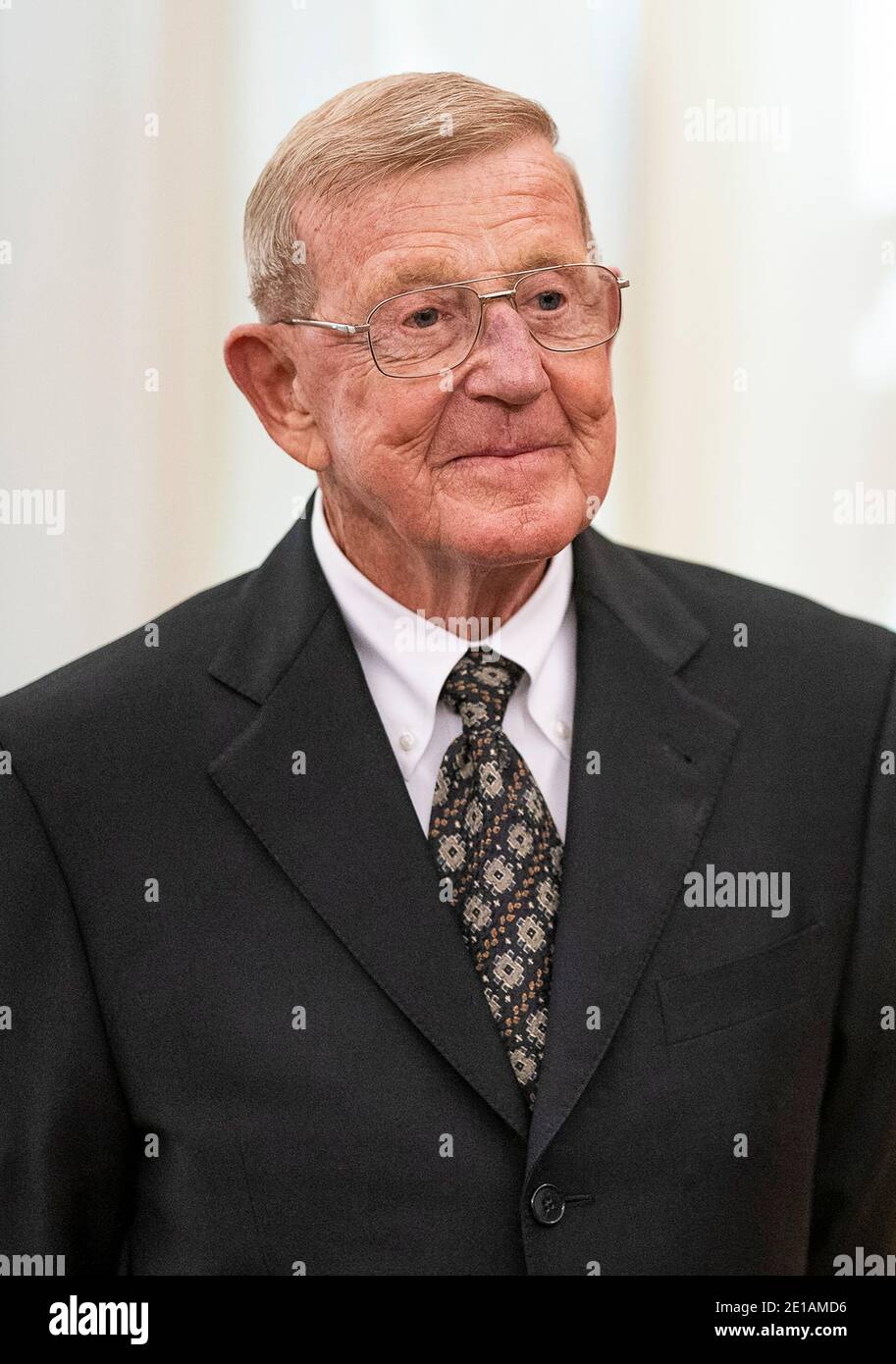 Lou Holtz nell'Ufficio ovale della Casa Bianca dove gli è stata presentata la Medaglia della libertà giovedì 3 dicembre 2020 dal presidente Donald Trump. (STATI UNITI) Foto Stock