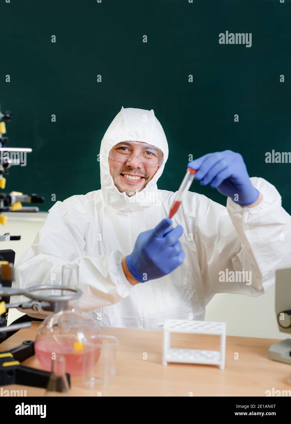 Uno scienziato in un laboratorio chimico è soddisfatto di un esperimento riuscito. Sviluppo di armi chimiche agente Novichok Foto Stock