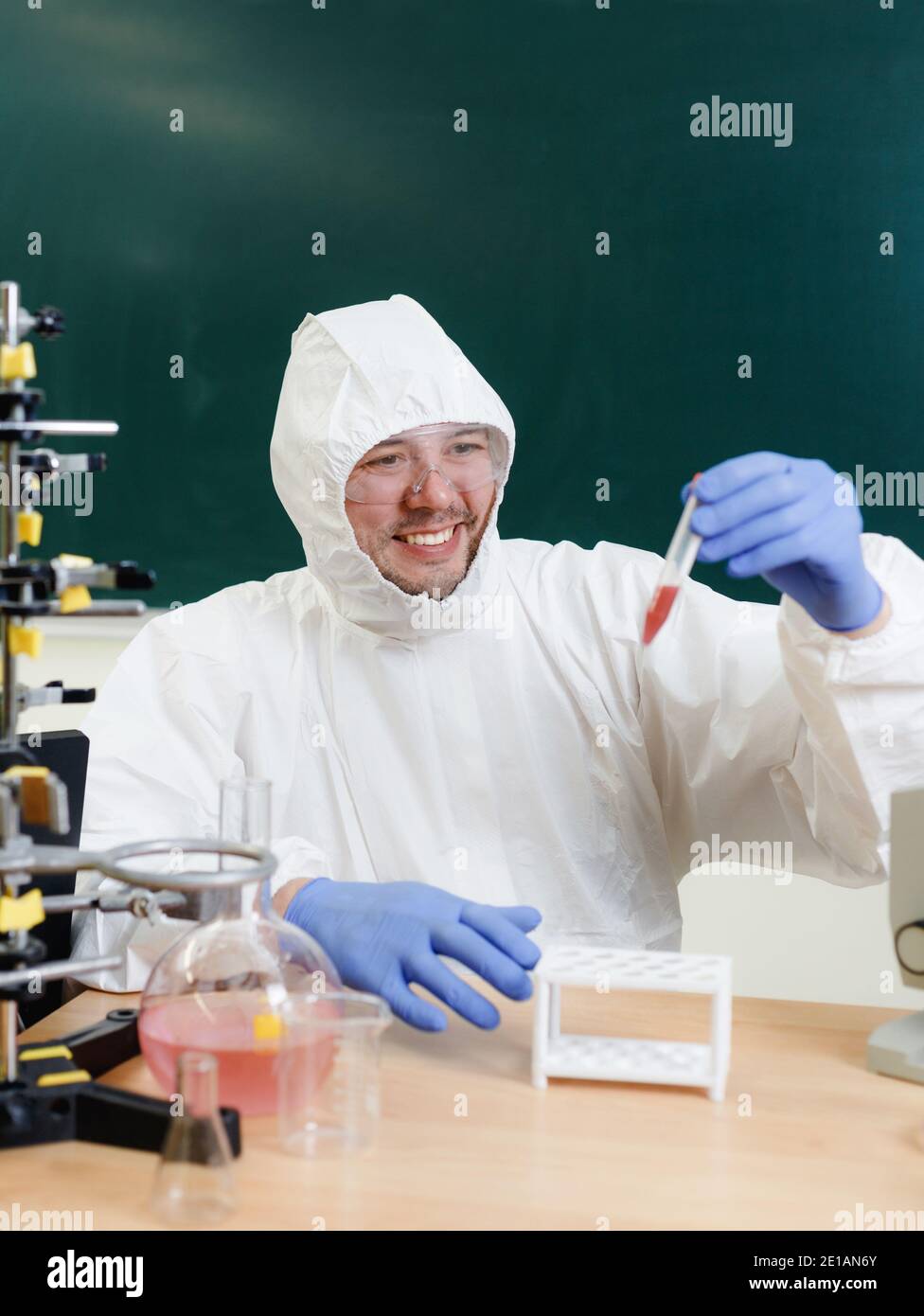 Uno scienziato in un laboratorio chimico è soddisfatto di un esperimento riuscito. Sviluppo di armi chimiche agente Novichok Foto Stock