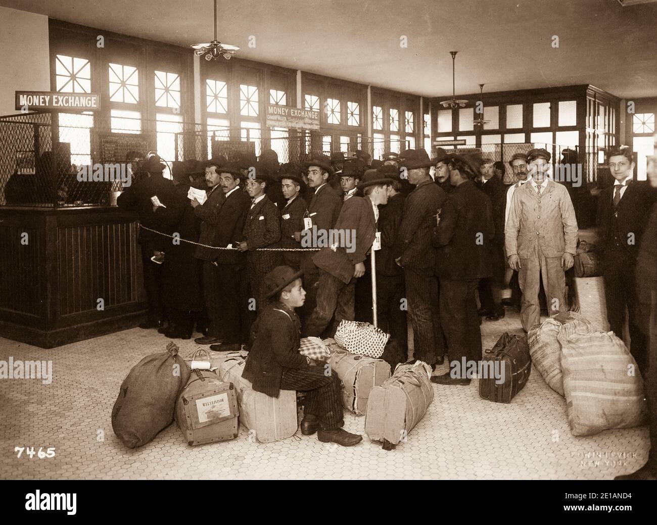 Ellis Island - nel 19 ° secolo, Ellis Island era il sito di Fort Gibson e più tardi divenne una rivista navale. La prima stazione di ispezione è stata aperta nel 1892 e distrutta da un incendio nel 1897. La seconda stazione è stata inaugurata nel 1900 e ospitava strutture per le quarantene mediche e per i lavoratori immigrati. Dopo il 1924, Ellis Island fu utilizzata principalmente come centro di detenzione per i migranti. Sia durante la prima guerra mondiale che durante la seconda guerra mondiale le sue strutture furono utilizzate anche dall'esercito degli Stati Uniti per detenere prigionieri di guerra. Foto Stock