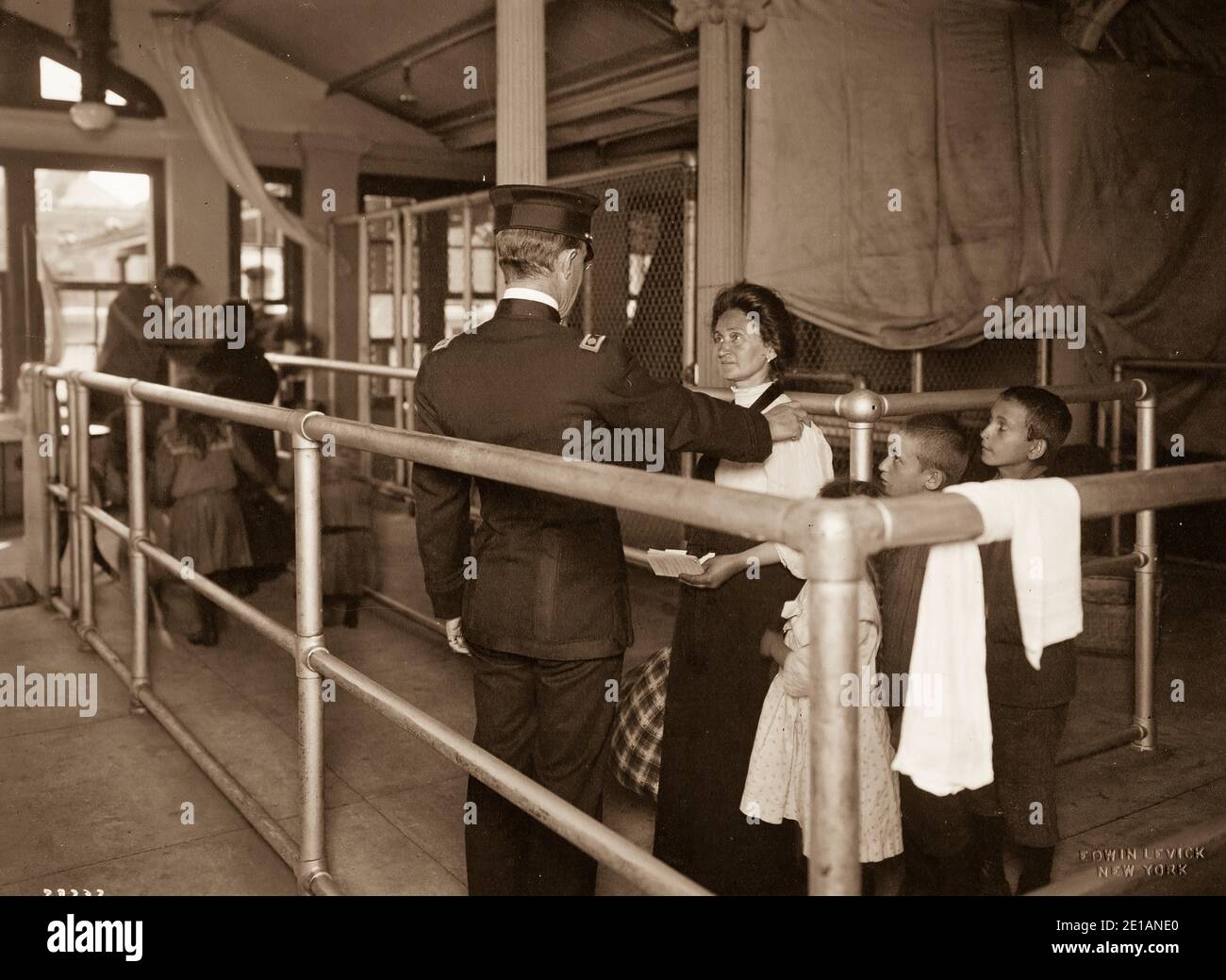 Ellis Island - nel 19 ° secolo, Ellis Island era il sito di Fort Gibson e più tardi divenne una rivista navale. La prima stazione di ispezione è stata aperta nel 1892 e distrutta da un incendio nel 1897. La seconda stazione è stata inaugurata nel 1900 e ospitava strutture per le quarantene mediche e per i lavoratori immigrati. Dopo il 1924, Ellis Island fu utilizzata principalmente come centro di detenzione per i migranti. Sia durante la prima guerra mondiale che durante la seconda guerra mondiale le sue strutture furono utilizzate anche dall'esercito degli Stati Uniti per detenere prigionieri di guerra. Foto Stock