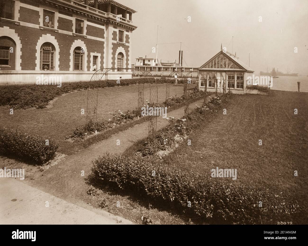 Ellis Island - nel 19 ° secolo, Ellis Island era il sito di Fort Gibson e più tardi divenne una rivista navale. La prima stazione di ispezione è stata aperta nel 1892 e distrutta da un incendio nel 1897. La seconda stazione è stata inaugurata nel 1900 e ospitava strutture per le quarantene mediche e per i lavoratori immigrati. Dopo il 1924, Ellis Island fu utilizzata principalmente come centro di detenzione per i migranti. Sia durante la prima guerra mondiale che durante la seconda guerra mondiale le sue strutture furono utilizzate anche dall'esercito degli Stati Uniti per detenere prigionieri di guerra. Foto Stock