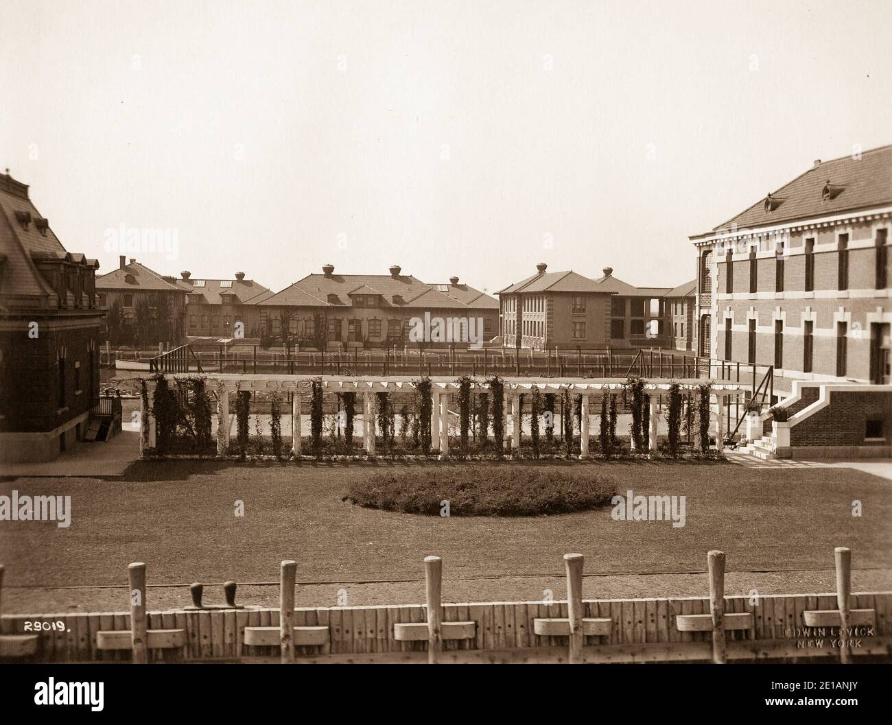 Ellis Island - nel 19 ° secolo, Ellis Island era il sito di Fort Gibson e più tardi divenne una rivista navale. La prima stazione di ispezione è stata aperta nel 1892 e distrutta da un incendio nel 1897. La seconda stazione è stata inaugurata nel 1900 e ospitava strutture per le quarantene mediche e per i lavoratori immigrati. Dopo il 1924, Ellis Island fu utilizzata principalmente come centro di detenzione per i migranti. Sia durante la prima guerra mondiale che durante la seconda guerra mondiale le sue strutture furono utilizzate anche dall'esercito degli Stati Uniti per detenere prigionieri di guerra. Foto Stock