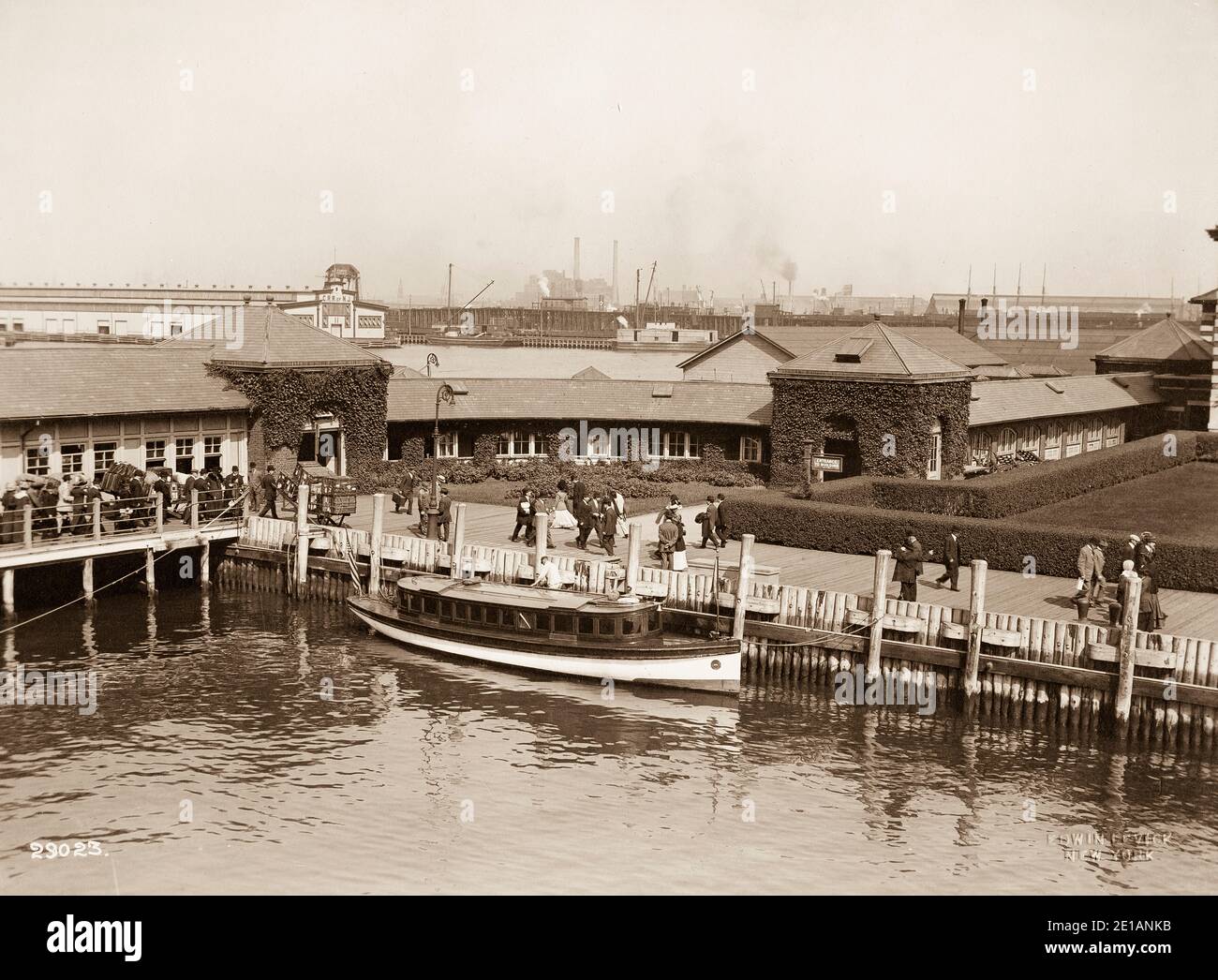 Ellis Island - nel 19 ° secolo, Ellis Island era il sito di Fort Gibson e più tardi divenne una rivista navale. La prima stazione di ispezione è stata aperta nel 1892 e distrutta da un incendio nel 1897. La seconda stazione è stata inaugurata nel 1900 e ospitava strutture per le quarantene mediche e per i lavoratori immigrati. Dopo il 1924, Ellis Island fu utilizzata principalmente come centro di detenzione per i migranti. Sia durante la prima guerra mondiale che durante la seconda guerra mondiale le sue strutture furono utilizzate anche dall'esercito degli Stati Uniti per detenere prigionieri di guerra. Foto Stock